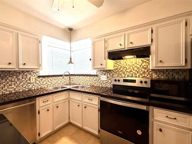 Building Photo - 13222 Pebblewalk Cir N