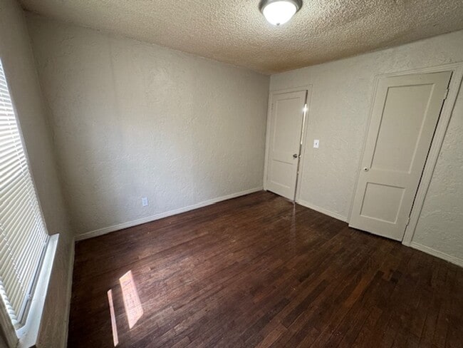 Building Photo - 2 bed 1 bath in OKC! New paint and ready f...
