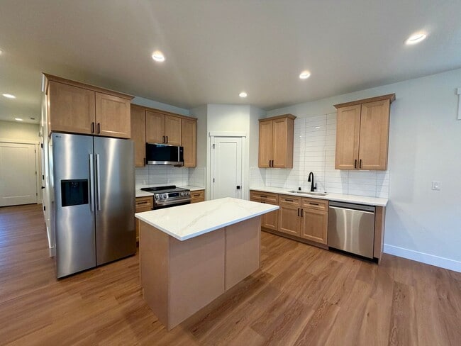 Building Photo - Gorgeous, Brand New 3 bed, 2.5 ba- Southridge Location!