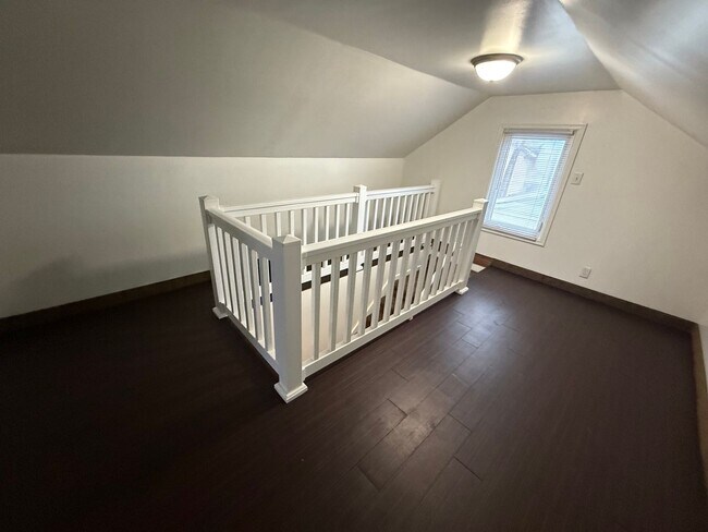 Building Photo - 2 Bed, 1 Bath Single-Family Home Close to Downtown!