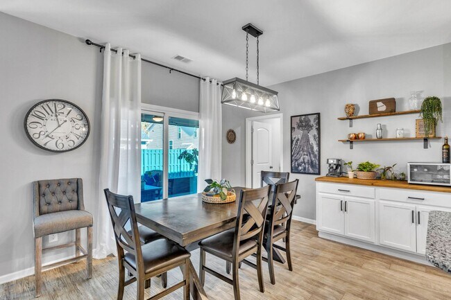 Building Photo - Stunning 4 Bed/2.5 Bath home in Creekside