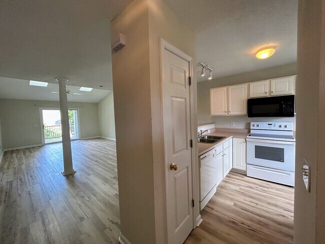 Building Photo - 2BR Condo in Holton Place – Pool, Porch, a...