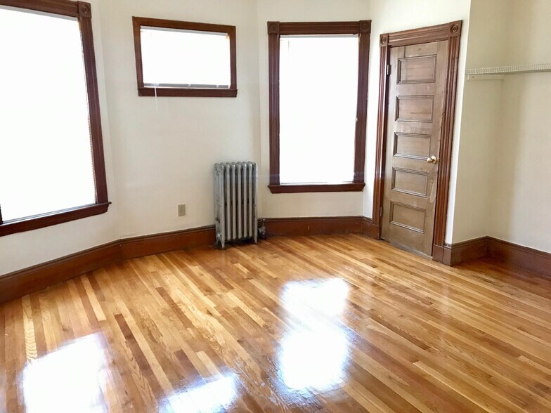 Building Photo - 336 Centre St