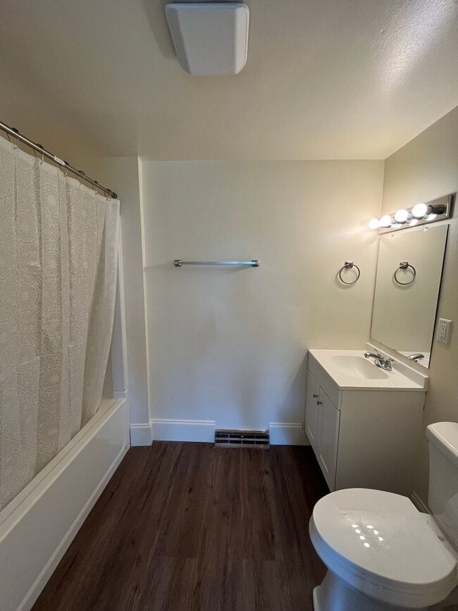 Building Photo - Spacious one bedroom 2nd floor apartment -...