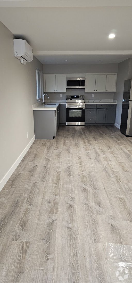 Building Photo - Spacious and clean with private backyard -...