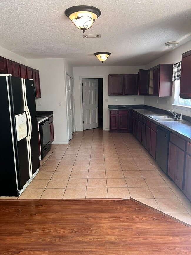 Building Photo - 301 Lakeview Dr