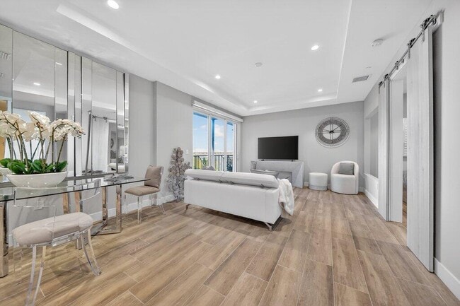 Building Photo - 41 SW Seminole St