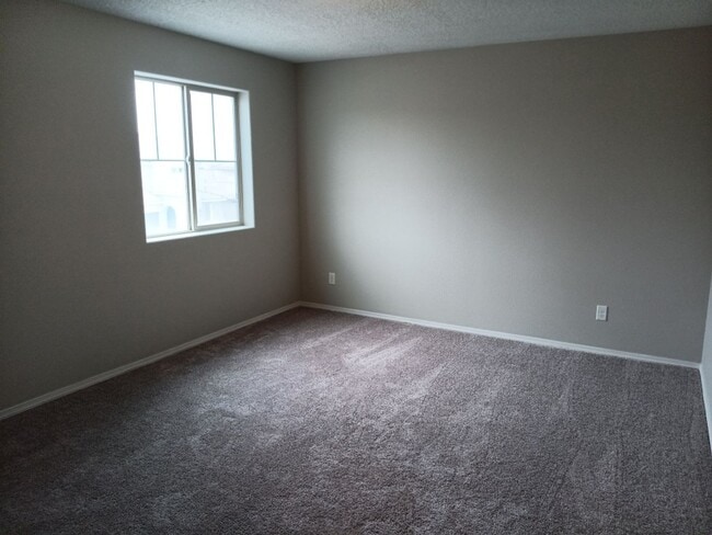 Building Photo - Spacious 4-bedroom, 2.5-bathroom home! Showings available NOW!