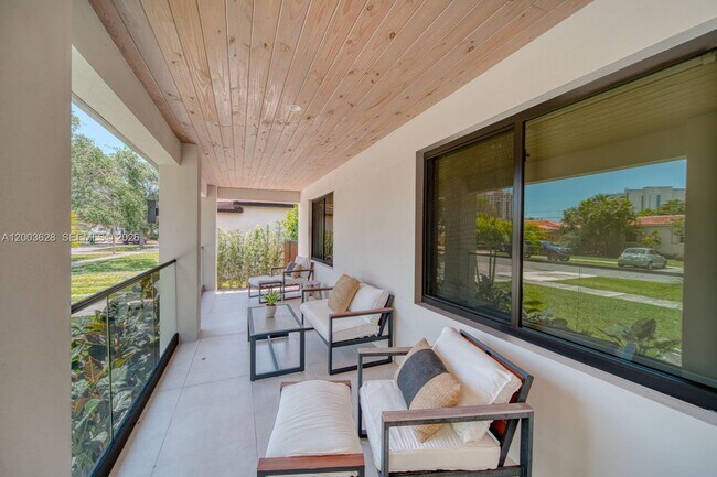 Building Photo - 1940 SW 32nd Pl