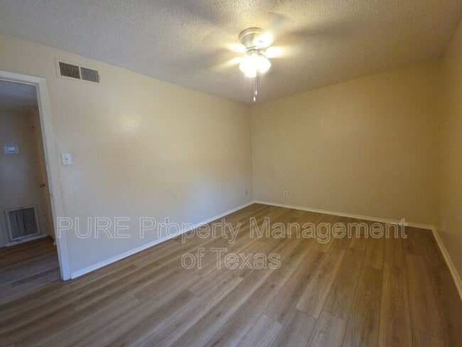 Building Photo - 5808 Wellington Dr