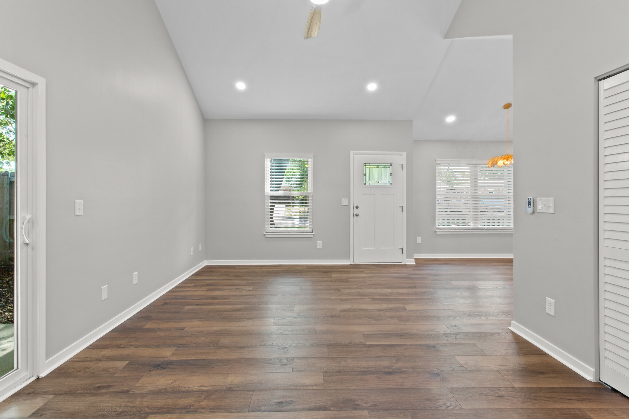 Living Room facing Front Door - 1129 Landsdowne Dr