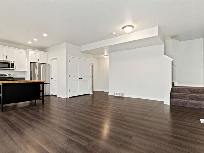 Building Photo - RIVERTON 3 BED, 2.5 BATH TOWNHOME