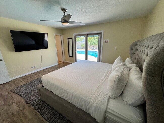 Building Photo - 8238 E Vista Dr