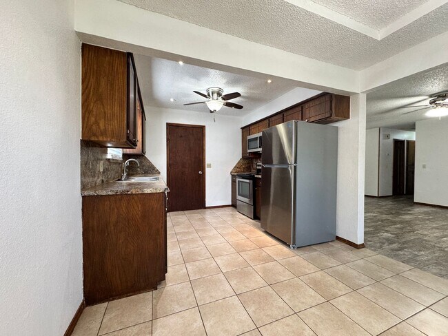Building Photo - 3 Bedroom, 2 bath, 2 car garage home avail...