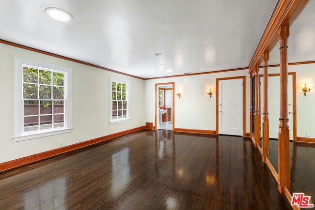 Building Photo - 803 N Rexford Dr