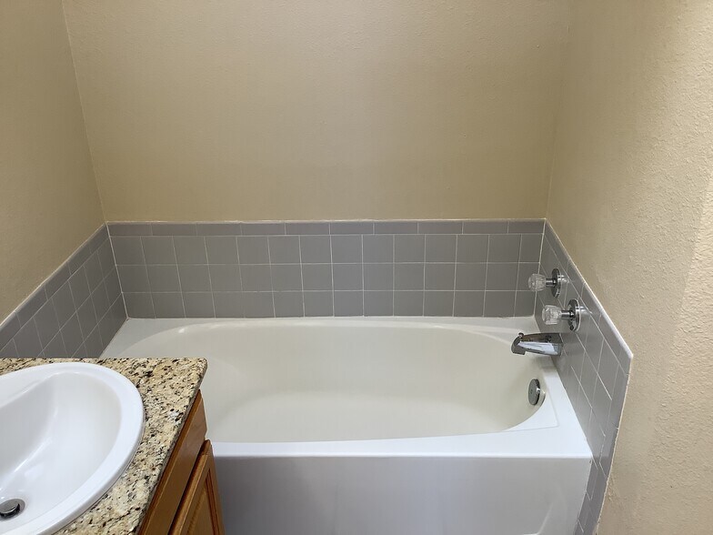 Building Photo - 6676 Augusta Hills Dr NE