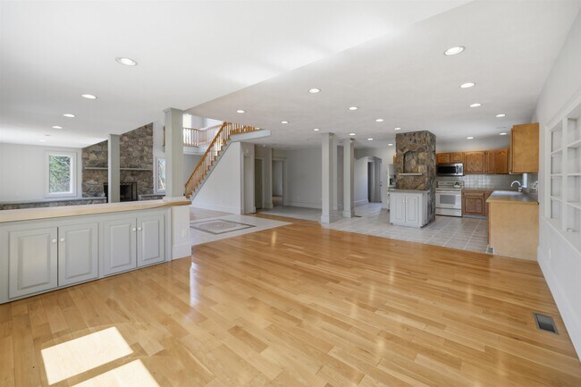 Building Photo - 564 Main St