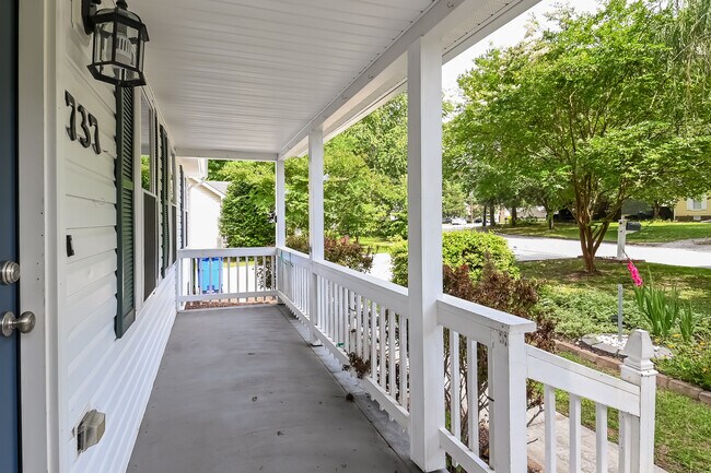 Building Photo - 737 E Maple Ln