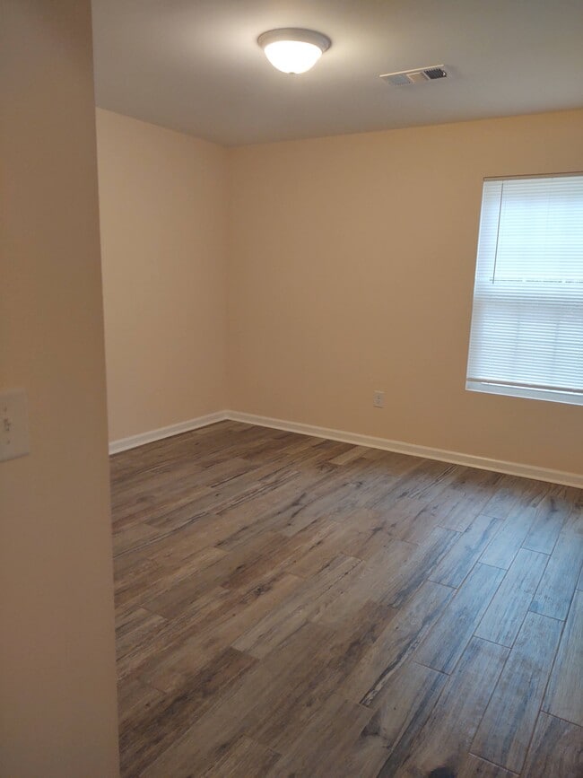 Front bedroom - 230 E Meadowlake Pky