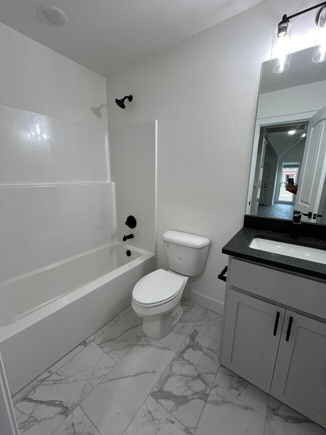 Building Photo - 3201 SW Lovely Ln