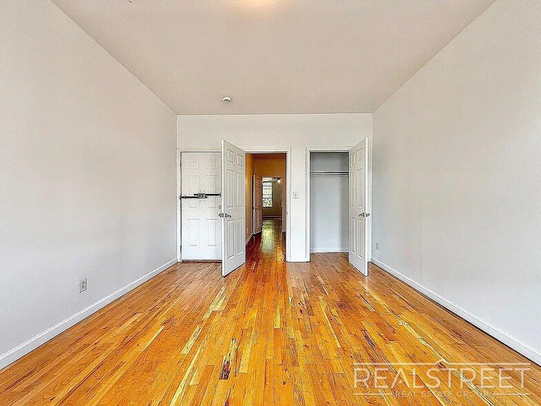 Building Photo - Metropolitan Avenue