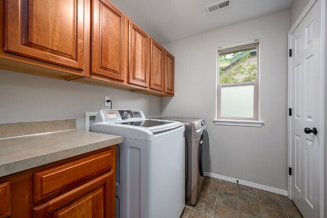 Building Photo - Spacious 4-bed Home with High Ceilings