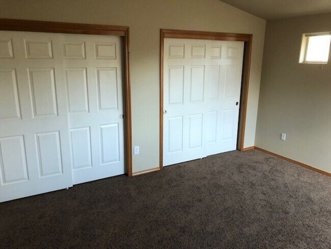 Building Photo - Completely renovated 3 Bed, 2.5 Bath Townhouse in McMinnville- Pets on Approval, Landscaping Incl...
