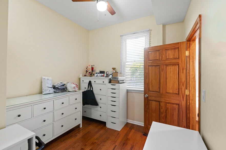 Building Photo - 2028 N Hamlin Ave