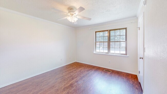 Building Photo - 4004 S Maple Ave