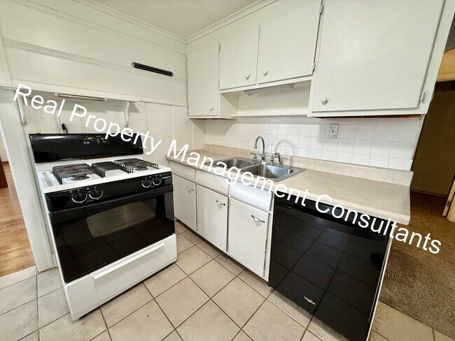 Building Photo - Quaint Home with Lots of Space