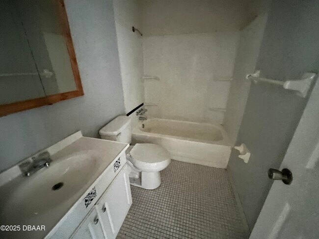 Building Photo - 1850 S Park Ave