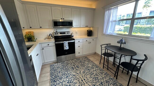 Building Photo - 3661 Via Poinciana