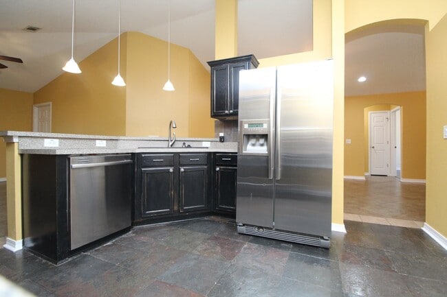 Building Photo - Spacious 3BR with Sunroom & Eat-In Kitchen – Holsberry Estates