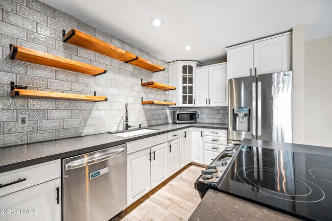 Building Photo - 5945 E Thomas Rd