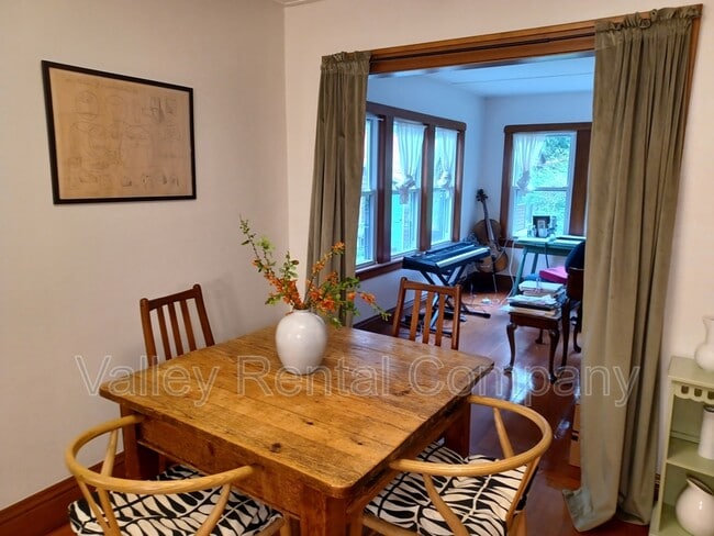 Building Photo - 323 Pelham Rd