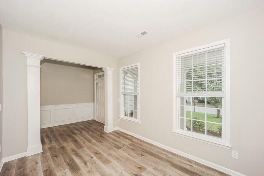 Building Photo - 8949 Crest View Cir