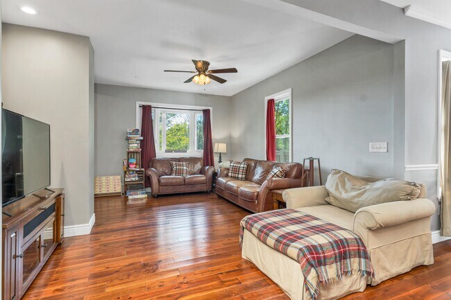 Building Photo - 172 Center St