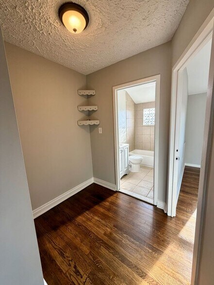 Building Photo - 3413 Wallford Dr