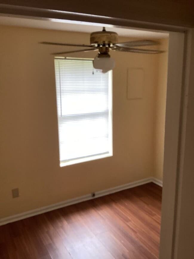 Building Photo - 3bedrooms Single Family House Availabe Now...