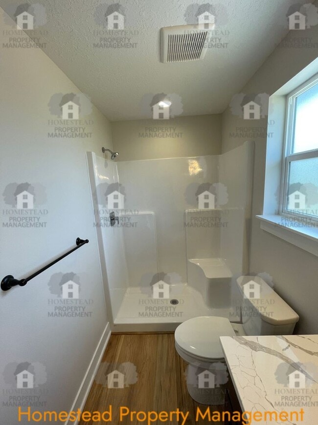 Building Photo - 186-188 SE Lacreole Dr