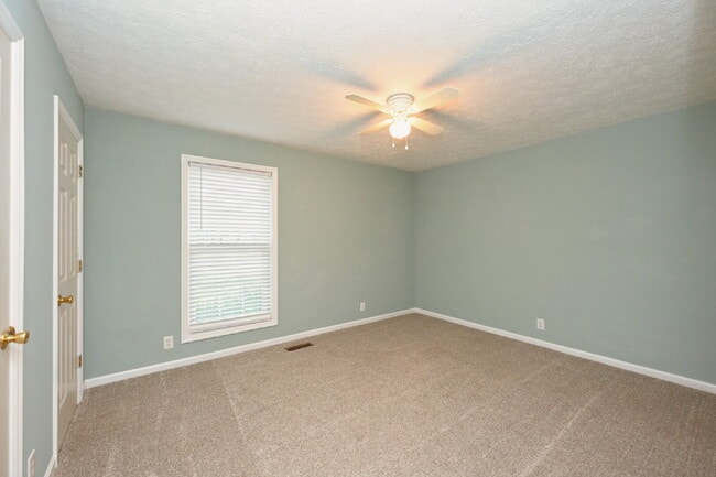 Building Photo - Car-free convenience! Modern 3 Bed Home Minutes from Downtown Gallatin