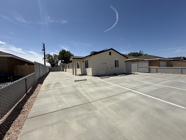Building Photo - 1133 W Mariposa Ave