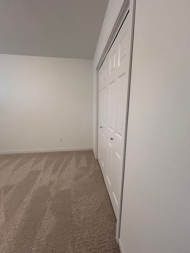 Building Photo - 3 Bed 3 Bath TownHome