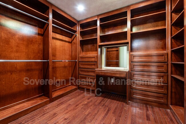 Building Photo - 3213 Southridge