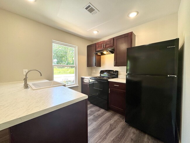 Building Photo - 2 Bedroom/2 Bathroom Triplex Unit in Southside