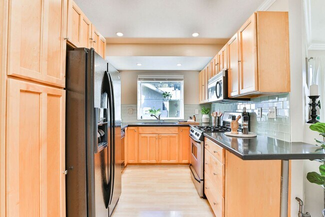 Building Photo - Talmadge : spacious 2 bed, 2 ba top floor condo