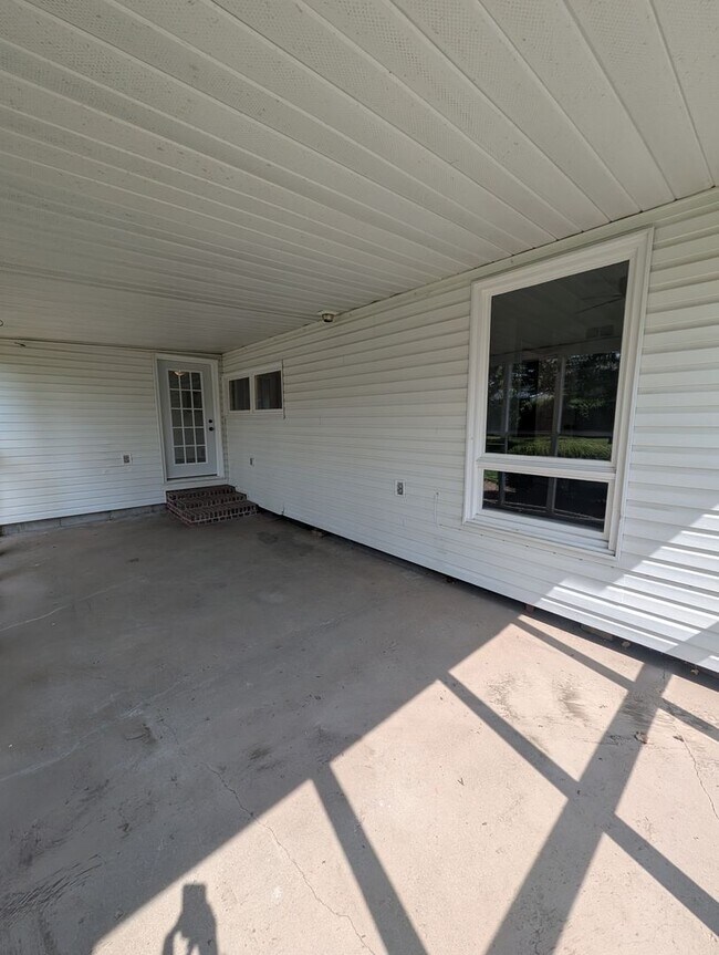 Building Photo - 3 Bedroom Home - Walking distance to Fairview Elementary - Desirable Location!
