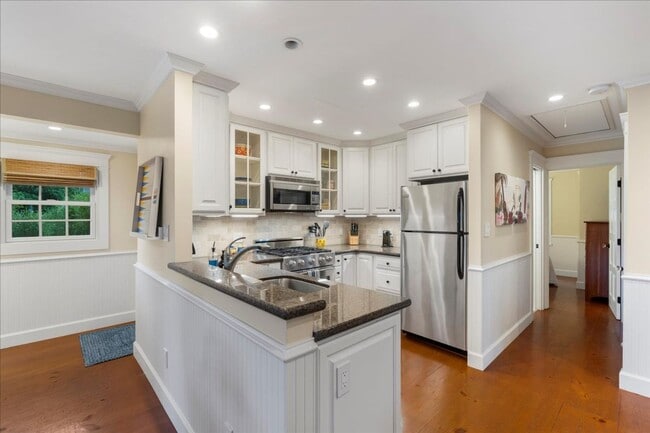 Building Photo - 2 Bedroom, 1 Bath furnished Cottage