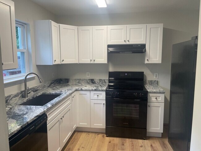Building Photo - 3 Bedrooms 2 Bathrooms in a GREAT AREA