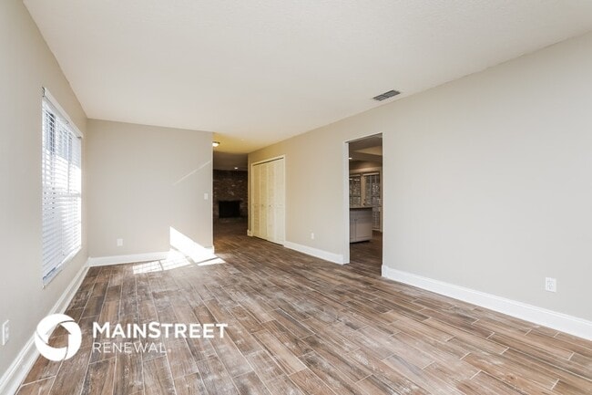 Building Photo - 1580 Banks St